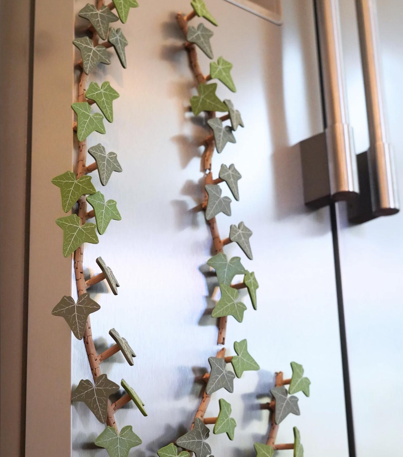 Ivy Fridge Magnet Set – English Green or Autumn Red | Articulated Vine with Magnetic Leaves