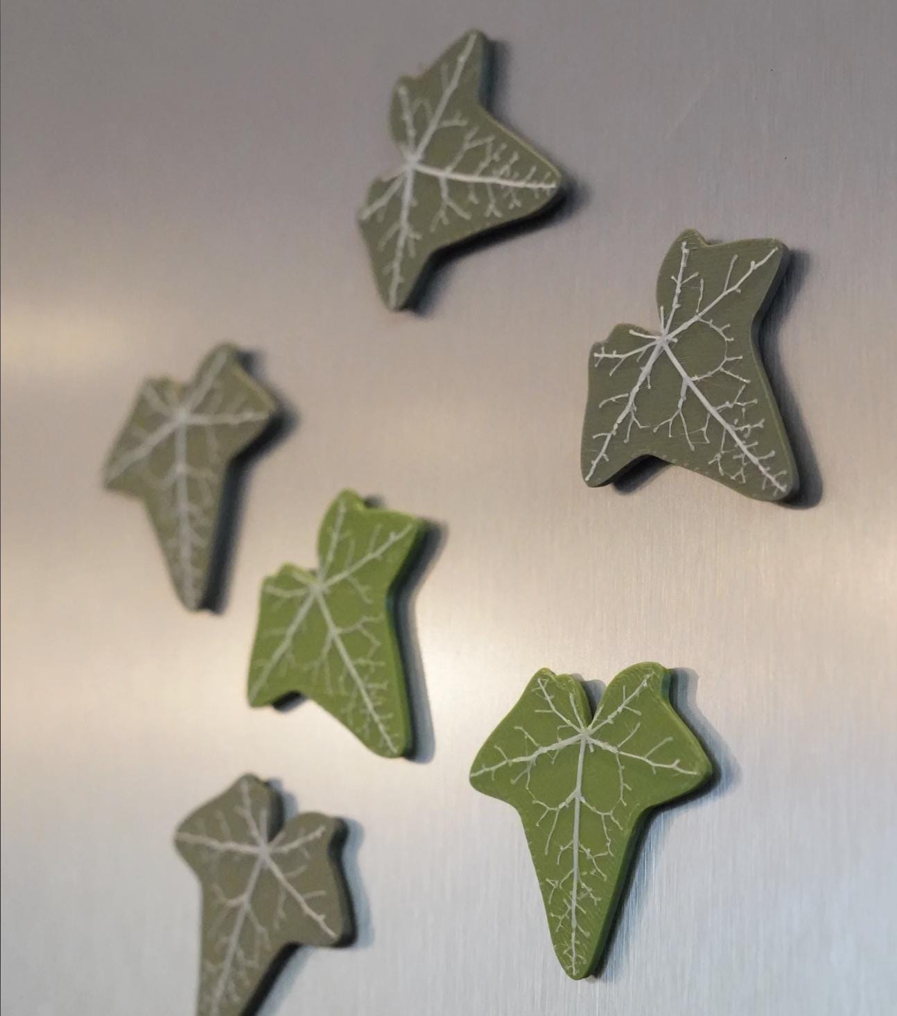 Ivy Fridge Magnet Set – English Green or Autumn Red | Articulated Vine with Magnetic Leaves